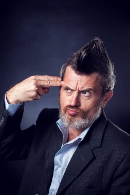 Komik sakallı bir adamın portresi. Iroquois takım elbise giyip silah hareketi gösteriyor. İnsanlar ve duygular