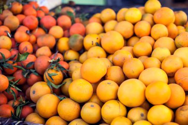 Arap pazarında farklı meyve ve sebzeler var.