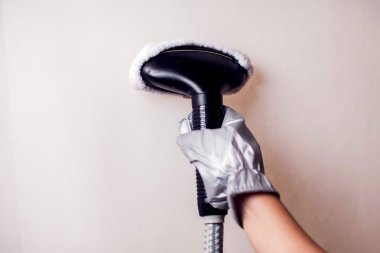 Beyaz doku buharı tüten bir kadın. Hausework, yaşam tarzı konsepti