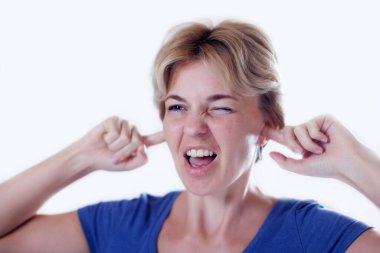 Kadın güçlü bir kulak ağrısı hisseder ya da izole edilmiş yüksek sesli sesler duyar. Halk, sağlık ve tıp konsepti