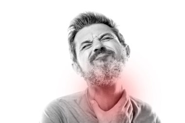 Erkek güçlü bir boğaz ağrısı hisseder. Halk, sağlık ve tıp konsepti