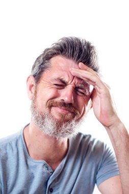 Erkek baş ağrısının güçlü olduğunu hisseder. Halk, sağlık ve tıp konsepti 