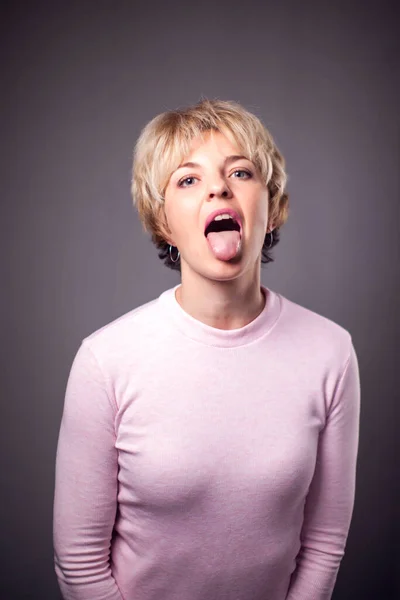 Frau Mit Kurzen Blonden Haaren Mit Zunge Menschen Und Emotionen — Stockfoto