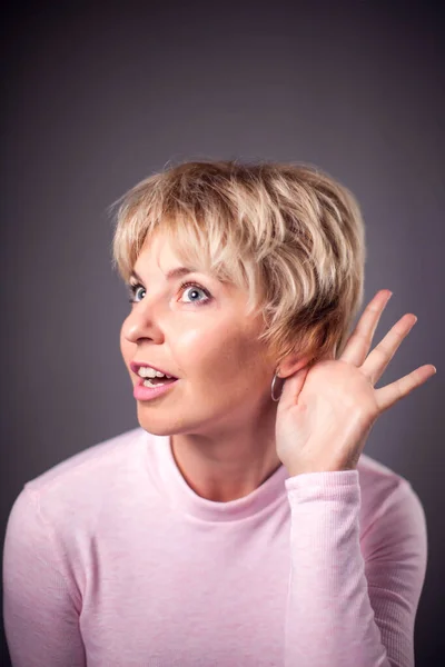 Kısa Sarı Saçlı Dinleme Sesi Olan Bir Kadın Nsanlar Duygular — Stok fotoğraf
