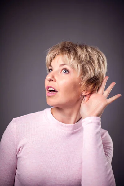 Kısa Sarı Saçlı Dinleme Sesi Olan Bir Kadın Nsanlar Duygular — Stok fotoğraf