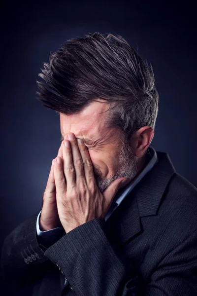 Ein Porträt Des Traurigen Bärtigen Mannes Mit Irokesenschnitt Zeigt Probleme — Stockfoto