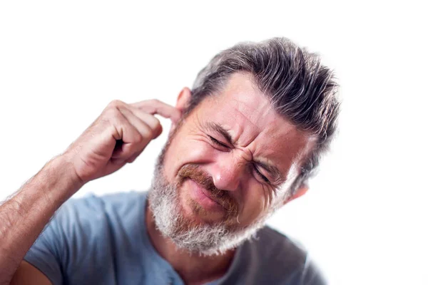 男人感到强烈的耳朵疼痛孤立 保健和医药概念 — 图库照片