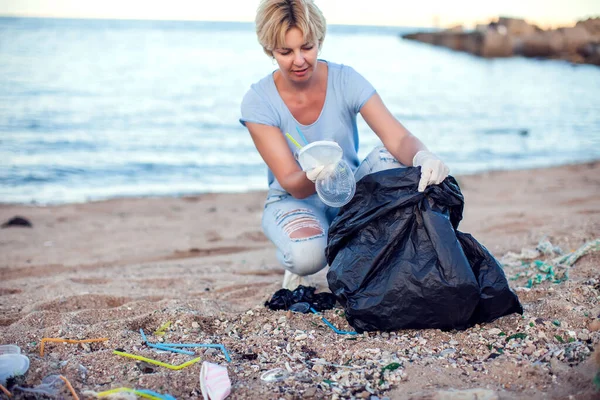 Donna Camicia Blu Con Guanti Bianchi Grande Pacchetto Nero Che — Foto Stock