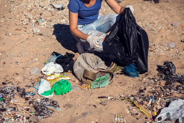 Mulher Voluntária Com Saco Preto Coletar Lixo Praia Conceito Poluição — Fotografia de Stock