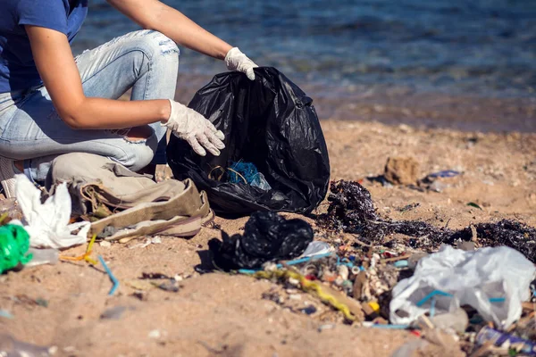 Donna Volontaria Con Borsa Nera Raccogliere Spazzatura Sulla Spiaggia Concetto — Foto Stock