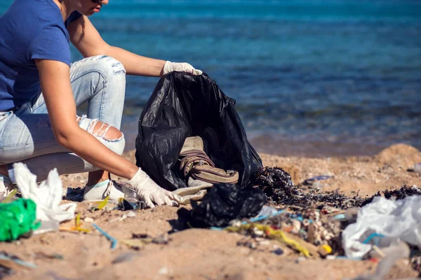 Mulher Voluntária Com Saco Preto Coletar Lixo Praia Conceito Poluição — Fotografia de Stock