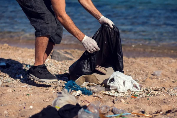 Homem Voluntário Com Saco Preto Coletar Lixo Praia Conceito Poluição — Fotografia de Stock