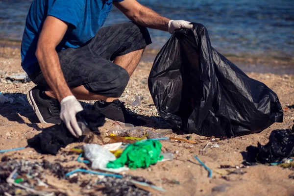 Homem Voluntário Com Saco Preto Coletar Lixo Praia Conceito Poluição — Fotografia de Stock