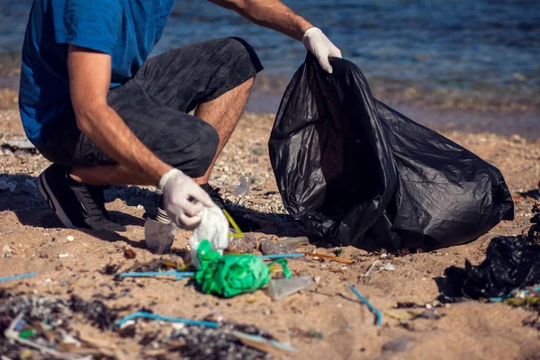 Uomo Volontario Con Borsa Nera Raccogliere Spazzatura Sulla Spiaggia Concetto — Foto Stock