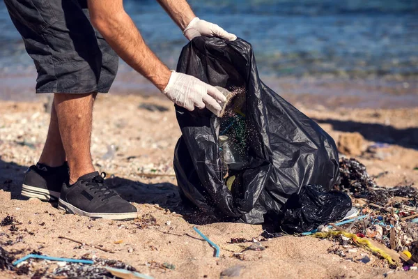 Voluntario Con Bolsa Negra Recoge Basura Playa Concepto Contaminación Ambiental — Foto de Stock