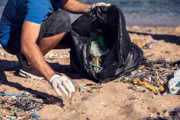 Wolontariusz Czarną Torbą Zbiera Śmieci Plaży Koncepcja Zanieczyszczenia Środowiska — Zdjęcie stockowe