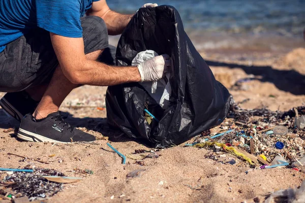 Voluntario Con Bolsa Negra Recoge Basura Playa Concepto Contaminación Ambiental — Foto de Stock