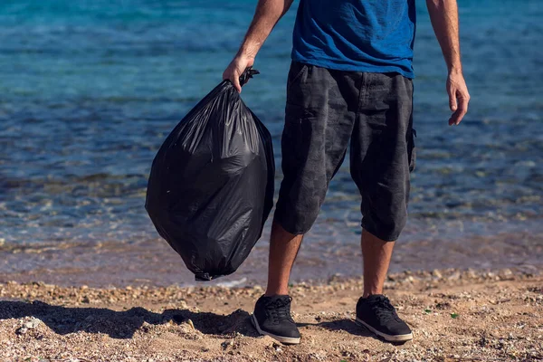 Egy Önkéntes Fekete Táskával Szemetet Gyűjt Parton Környezetszennyezés Fogalma — Stock Fotó