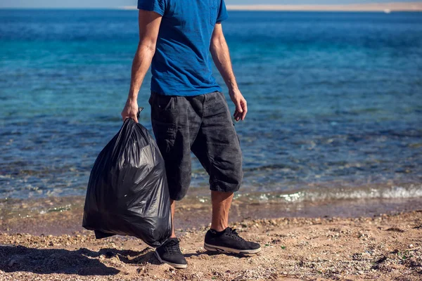 Homem Voluntário Com Saco Preto Coletar Lixo Praia Conceito Poluição — Fotografia de Stock