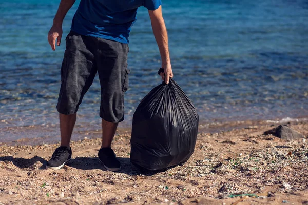 Homem Voluntário Com Saco Preto Coletar Lixo Praia Conceito Poluição — Fotografia de Stock