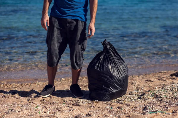 Homem Voluntário Com Saco Preto Coletar Lixo Praia Conceito Poluição — Fotografia de Stock