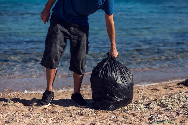 Homem Voluntário Com Saco Preto Coletar Lixo Praia Conceito Poluição — Fotografia de Stock