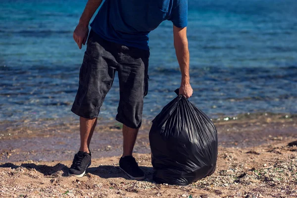 Egy Önkéntes Fekete Táskával Szemetet Gyűjt Parton Környezetszennyezés Fogalma — Stock Fotó