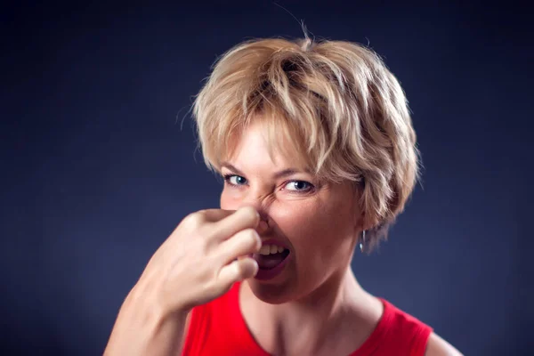 Ein Porträt Einer Jungen Frau Mit Kurzen Blonden Haaren Rotem — Stockfoto