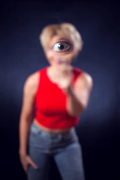 Retrato Una Mujer Joven Con Pelo Rubio Corto Camisa Roja — Foto de Stock