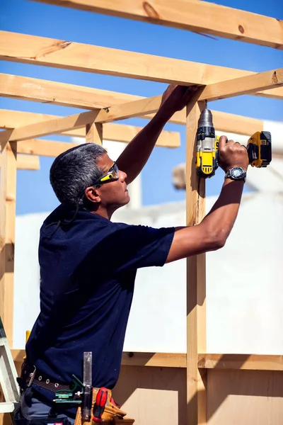 Handyman Dengan Toolsbelt Dan Kuning Bor Tangannya Luar — Stok Foto