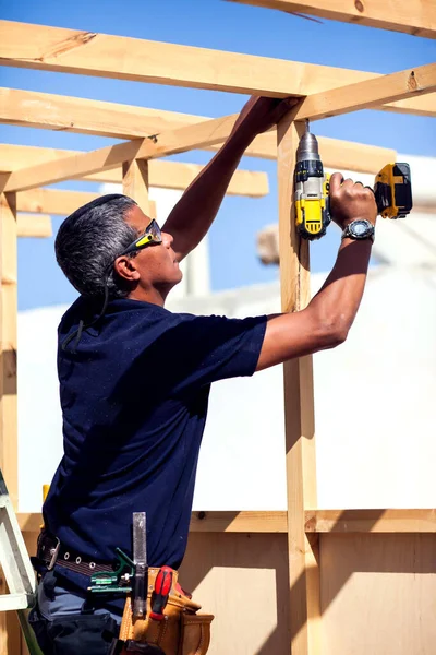 Handyman Dengan Toolsbelt Dan Kuning Bor Tangannya Luar — Stok Foto