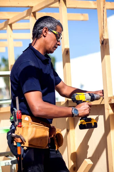 Handyman Dengan Toolsbelt Dan Kuning Bor Tangannya Luar — Stok Foto