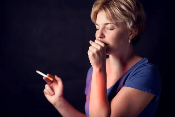 Donna Fuma Sigarette Problemi Con Polmoni Infarto Concetto Dipendenza Nicotina — Foto Stock
