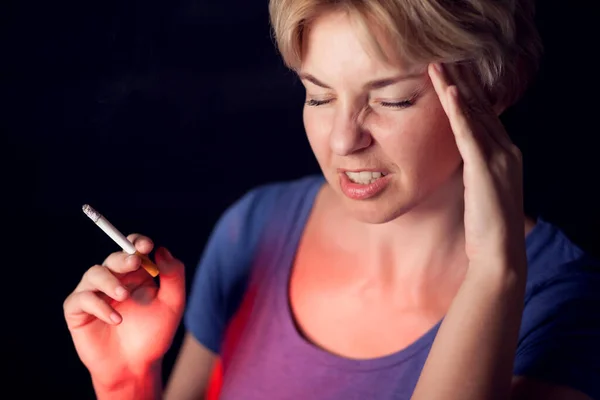Perempuan Merokok Dan Memiliki Sakit Kepala Yang Kuat Kecanduan Tembakau — Stok Foto
