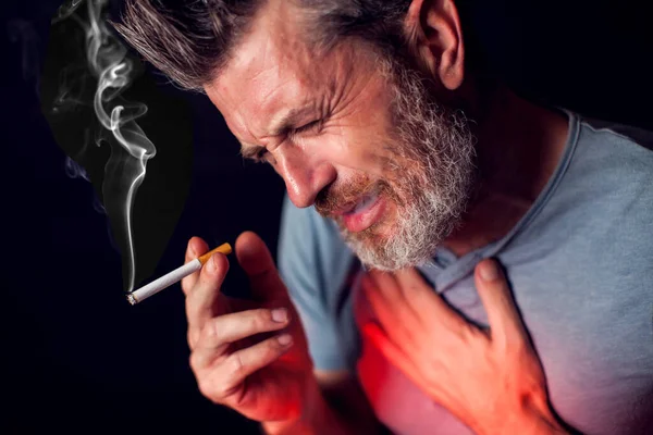 Uomo Fuma Sigarette Problemi Con Polmoni Fronte Sfondo Nero Concetto — Foto Stock