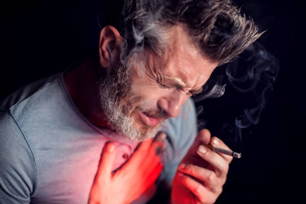 Muž Kouří Cigaretu Problém Plícemi Před Černým Pozadím Koncept Závislosti — Stock fotografie