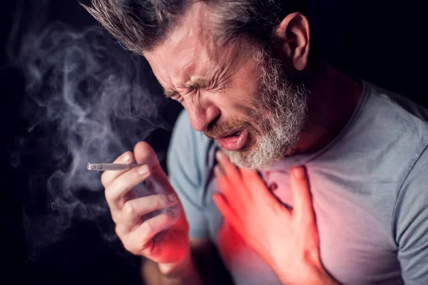 Hombre Fuma Cigarrillos Tiene Problemas Con Los Pulmones Delante Del — Foto de Stock