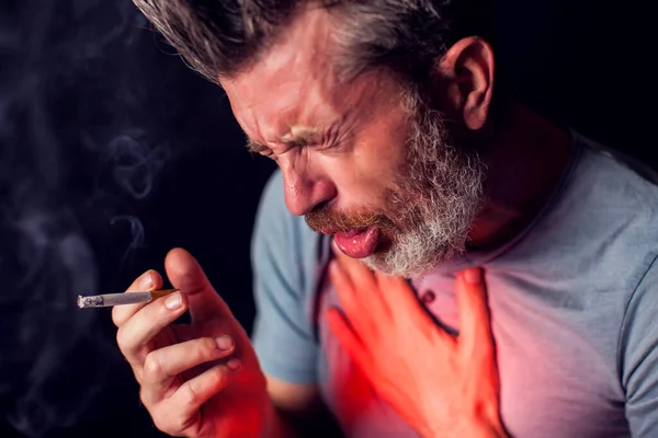 Hombre Fuma Cigarrillos Tiene Problemas Con Los Pulmones Delante Del — Foto de Stock