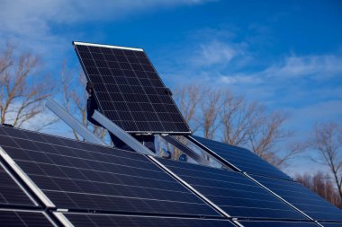 Güneş panellerinin kurulumu. Alternatif enerji. Çevre koruma