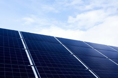 Güç güneş panelleri, alternatif temiz yeşil enerji konsepti. Çevre koruma