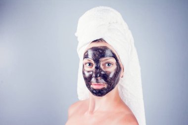 Siyah maske takan güzel bir genç kadının yakın çekimi.