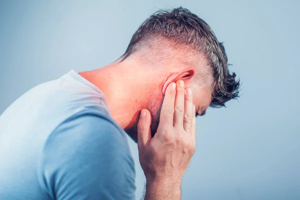 Laki Laki Mengalami Nyeri Telinga Menyentuh Kepalanya Yang Menyakitkan Terisolasi — Stok Foto