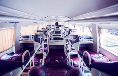 Turistler ve diğer yolcular için yataklı otobüs.