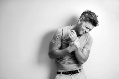 İnsanlar, sağlık ve sorun konsepti - gri arka planda acı çeken mutsuz bir adam