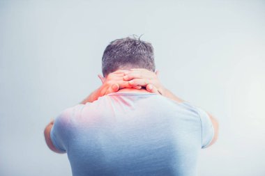 İnsanlar, sağlık ve sorun konsepti - Gri arka planda boyun ağrısından muzdarip adama yakın çekim