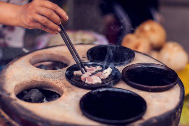 Vietnam 'ın ortasında geleneksel Vietnam usulü pirinç krepi.