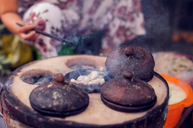 Vietnam 'ın ortasında geleneksel Vietnam usulü pirinç krepi.