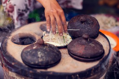 Vietnam 'ın ortasında geleneksel Vietnam usulü pirinç krepi.