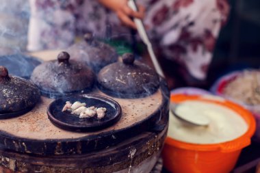 Vietnam 'ın ortasında geleneksel Vietnam usulü pirinç krepi.