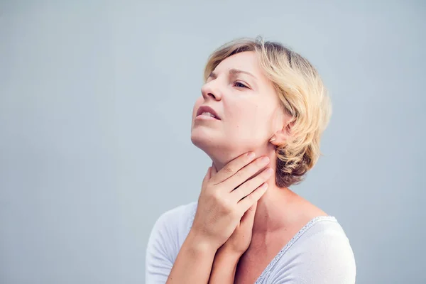Tenggorokan Kesakitan Closeup Sick Woman Sore Throat Feeling Bad Suffering — Stok Foto